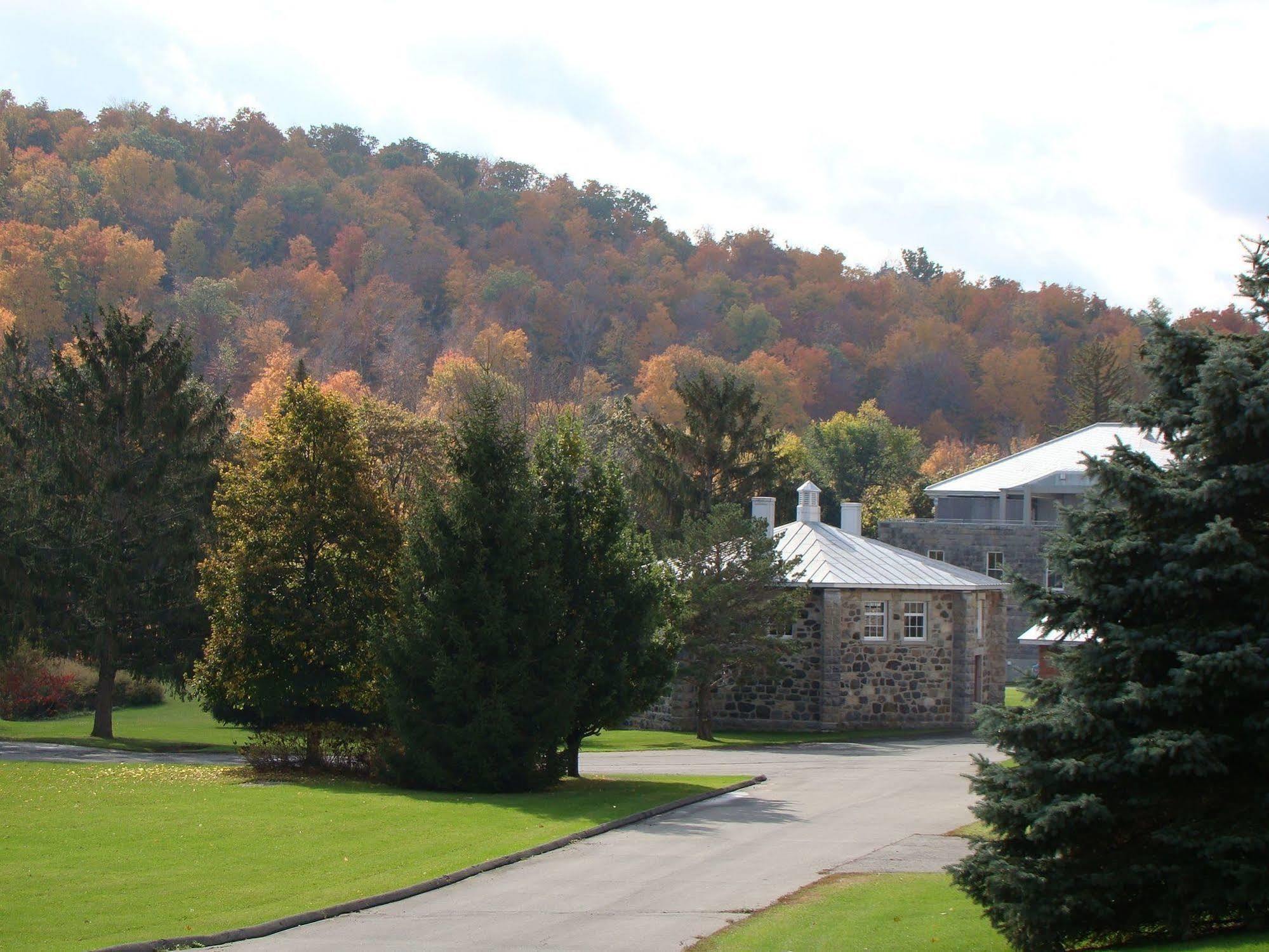 Auberge De L'Abbaye D'Oka ภายนอก รูปภาพ